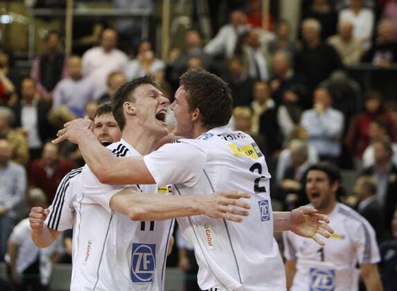 Marcus BÖHME und Christian FROMM (VfB Friedrichshafen, re.) bejubeln den entscheidenden Punktgewinn Der VfB Friedrichshafen gewinnt im 5. Satz die Deutsche Meisterschaft Volleyball DM-Finale, 4. Spiel, 05.05.2010, o0 Jubel, Freude, Sieg, Sieger,