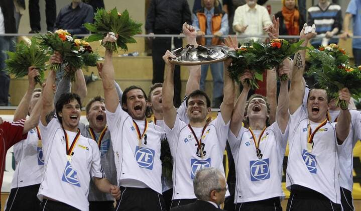 Siegerehrung, der VfB Friedrichshafen ist Deutscher Meister 2010 Volleyball DM-Finale, 4. Spiel, 05.05.2010, o0 Jubel, Freude, Siegerehrung, Pokal, Trophäe, Schale, Meisterschaft, Siegerfoto, Sieg, Sieger,