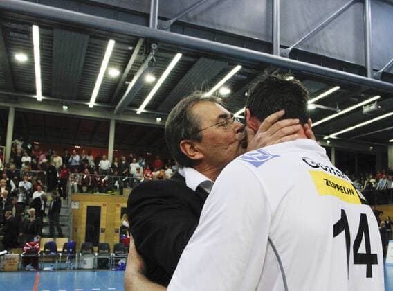 VfB Friedrichshafen ist Deutscher Meister 2009 2010 - Stelian MOCULESCU (Trainer VfB Friedrichshafen) kuesst Adrian Radu GONTARIU (VfB Friedrichshafen) Volleyball DM-Finale, 4. Spiel, 05.05.2010, o0 Jubel, Freude, Harmonie, kurios, Sieg, Sieger,