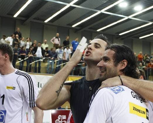 VfB Friedrichshafen ist Deutscher Meister 2009 2010 - Georg GROZER (VfB Friedrichshafen, li.), daneben Idner Faustino LIMA MARTINS (VfB Friedrichshafen) Volleyball DM-Finale, 4. Spiel, 05.05.2010, o0 Jubel, Freude, Sieg, Sieger