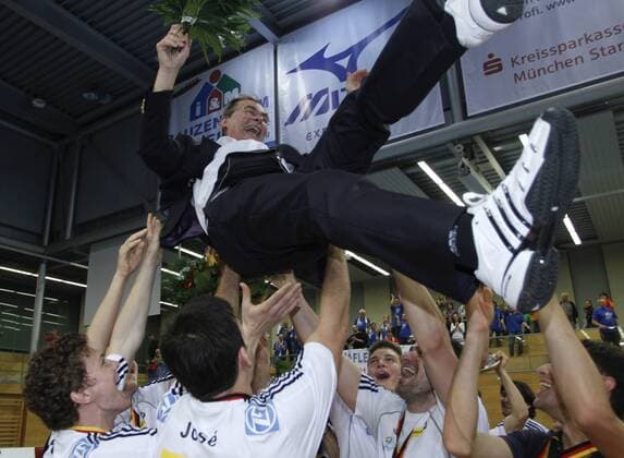 Stelian MOCULESCU (Trainer VfB Friedrichshafen) wird von seinen Spielern in die Luft geworfen Volleyball DM-Finale, 4. Spiel, 05.05.2010, o0 Jubel, Freude, Totale, Sieg, Sieger,