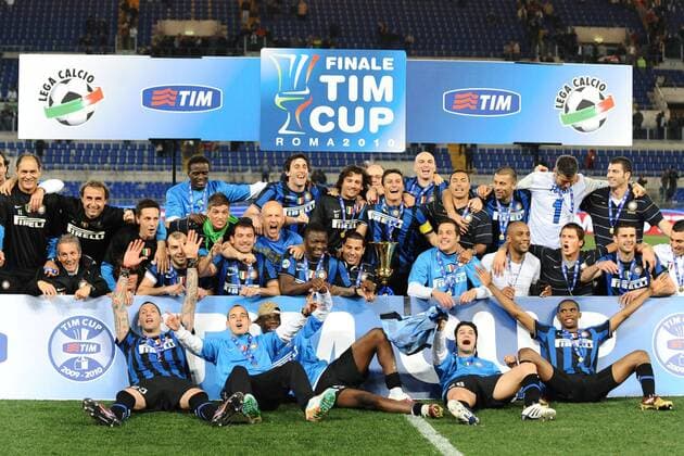 Inter Mailand ist Pokalsieger 2009 2010 - vorn v.re.: Samuel Eto o, Cristian Chivu, Mario Balotelli, Wesley Sneijder, Marco Materazzi; Mitte: Lucio, Thiago Motta, Marko Arnautovic, Maicon, Julio Cesar, Ricardo Quaresma, Sulley Ali Muntari, Physiotherapeut Luigi Sessolo, Dejan Stankovic, Davide Santon, Goran Pandev; hint.: Paolo Orlandoni, Francesco Toldo, Walter Samuel, Ivan Cordoba, Esteban Cambiasso, Javier Zanetti, Athletiktrainer Rui Filipe da Cunha, Diego Milito und MacDonald Mariga o0 Pokalfinale, Jubel, Freude, Siegerehrung, Siegerfoto, Pokal, Trophäe, Objekte, Betreuer,