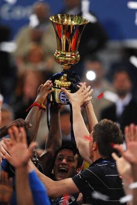 Inter Mailand ist Pokalsieger 2009 2010 - Javier Zanetti mit dem Pokal  o0 Pokalfinale, Jubel, Freude, Pokal, Trophäe, Objekte, Siegerehrung
