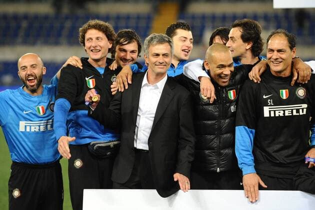 Inter Mailand ist Pokalsieger 2009 2010 - Vorn v.li.: Betreuer Alberto Galbiati, Physiotherapeut Marco Dellacasa, Trainer Jose Mourinho, Technikdirektor Jose Manuel Ferreira de Morais und Torwarttrainer Silvino de Almeida Louro  o0 Pokalfinale, Jubel, Freude, Siegerehrung