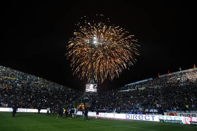 Fußball, Stadiongeschichte Olympique Marseille Feuerwerk im Stade Velodrome - Olympique Marseille, Ligue1 L1 L 1 NxLeGouicxFep  o0 Totale Sportstätte Pyro Pyrotechnik Stadion Jubel Freude Sieg Sieger
