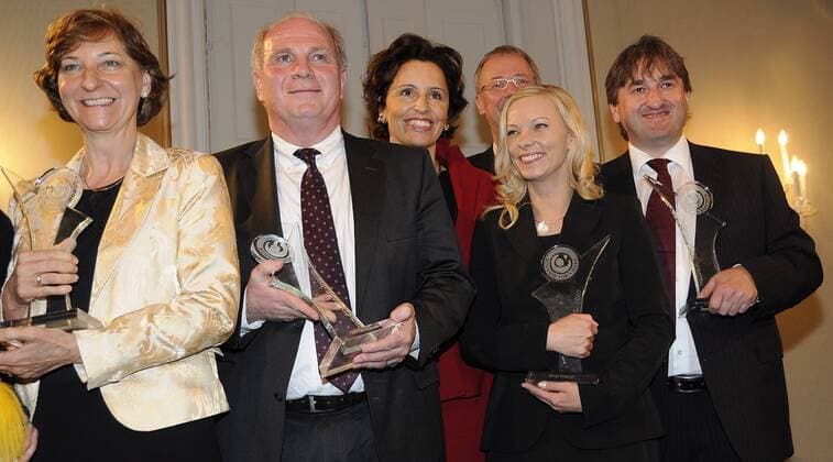 München, Schloss Nymphenburg Bündnis für Kinder Gegen Gewalt - L-R - Präventationspreisträgerin Brigitte Zwenger Balink (Kinderschutzbund), Zivilcouragepreisträger Präsident Uli Hoeness (FC Bayern München), Bayerns Familienministerin Christine Haderthauer, Preisträger Dr. Franz Wirnhier (LBS Geschäftsleitung), Medienpreisträger Birgit Kappel und Uwe Walter (alle GER) o00 Politik
