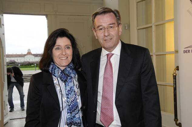 München, Schloss Nymphenburg Bündnis für Kinder Gegen Gewalt - Vorstandsmitglied Karl Hopfner (FC Bayern München) mit Freundin Anne Kröhl