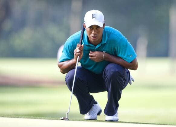 Tiger Woods (USA) lines up a shot during the second round of The Players Championship PGA golf tournament in Ponte Vedra Beach, Florida May 7, 2010.  PVB2010050712 o0 Nachdenklichkeit, Konzentration