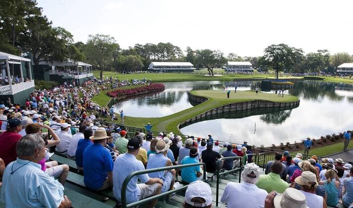 Hole number seventeen during the second round of The Players Championship PGA golf tournament in Ponte Vedra Beach, Florida May 7, 2010.  PVB2010050713 o0 totale, Zuschauer, Sportstätte, USA