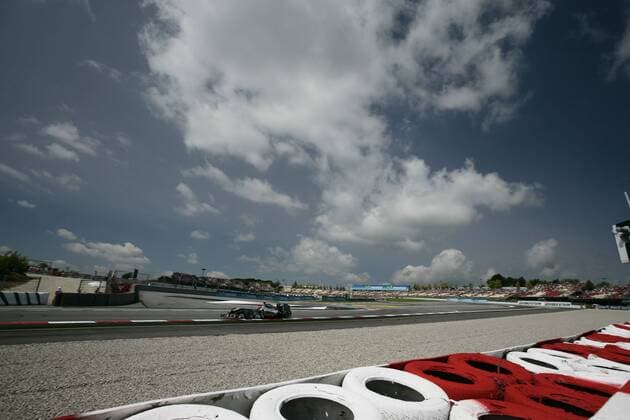 Michael Schumacher (GER, Mercedes GP Petronas), - Circuit de Catalunya - xHOCHxZWEIx o0 Circuit de Catalunya Himmel Wolken