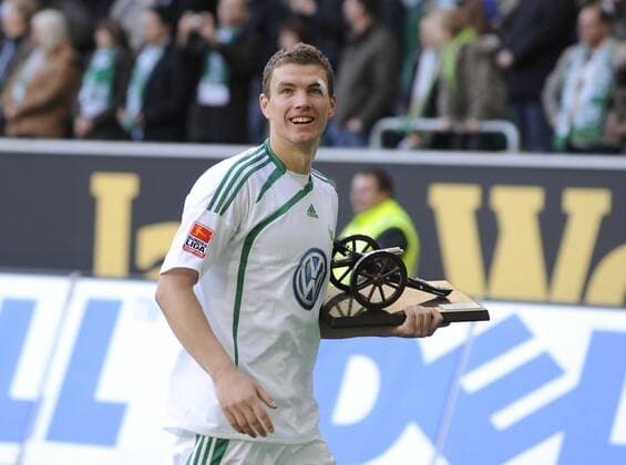 Edin DZEKO (WOB) mit Torjägerkanone, Fussball 1. Bundesliga, VfL Wolfsburg - Eintracht Frankfurt, am 08.05.2010 in Wolfsburg, o0 Ehrung Trophäe Torschützenkönig o00 Objekte