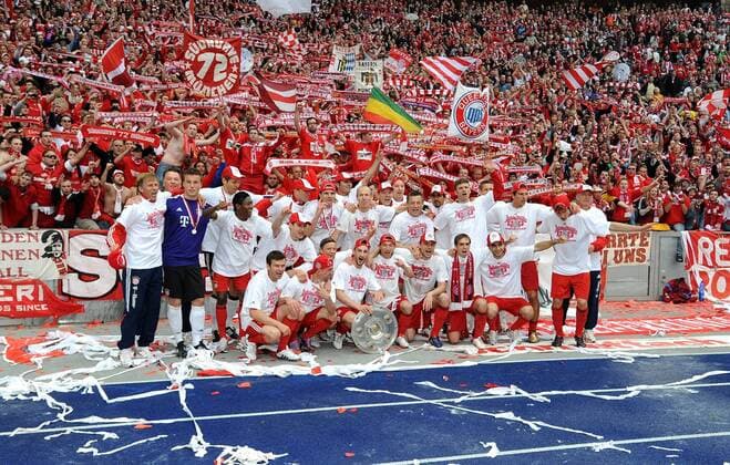 FC Bayern München ist Deutscher Meister 2009 2010, hi.v.li.: Co Trainer Andries Jonker, Trainer Louis van Gaal, Michael Rensing, David Alaba, Hans Jörg Butt (hi), Fitnesstrainer Thomas Wilhelmi, Daniel van Buyten, Hamit Altintop, Arjen Robben, Fitnesstraining Darcy Norman, Videoanalyst Max Reckers, Ivica Olic, Fitnesstrainer Marcelo Martins, Thomas Müller, Mario Gomez, Holger Badstuber vorn: Andreas Görlitz, Miroslav Klose, Franck Ribery, Anatoliy Tymoshchuk, Diego Contento, Danijel Pranjic, Mark van Bommel, Philipp Lahm, Mehmet Ekici, -  o0 Schale Meisterschale Trophäe Pokal Objekte Siegerfoto o00 Freude Totale o00 T Shirt Tshirt Meistershirt