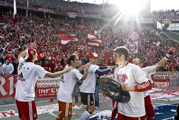 von vorne Thomas MUELLER, Arjen ROBBEN , Torwart Hans Joerg BUTT, FCB, feiern mit der Meisterschale, Polonaise, Jubel Fussball 1. Bundesliga, Hertha BSC Berlin - FC Bayern Muenchen, am 08.05.2010 in Berlin, o0 Schale Meisterschale Trophäe Pokal Objekte Fans Zuschauer o00 Freude Totale