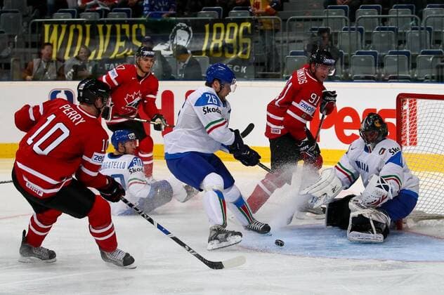 Eishockey-WM Kanada - Italien am 08.05.2010 in Mannheim v.l.n.r.: Corey Perry ( Kanada ), Armin Helfer ( Italien ), Steve Stamkos ( Kanada ), Torwart Adam Russo ( Italien )