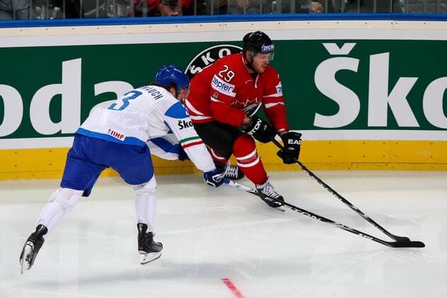 Eishockey-WM Kanada - Italien am 08.05.2010 in Mannheim: Max Oberrauch ( Italien ), links - Steven Ott ( Kanada ), rechts