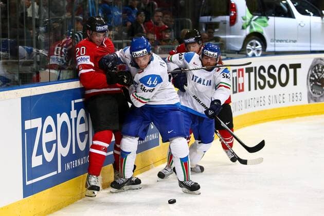 Eishockey-WM Kanada - Italien am 08.05.2010 in Mannheim: John Tavares ( Kanada ), links - Nicholas Plastino ( Italien ), rechts