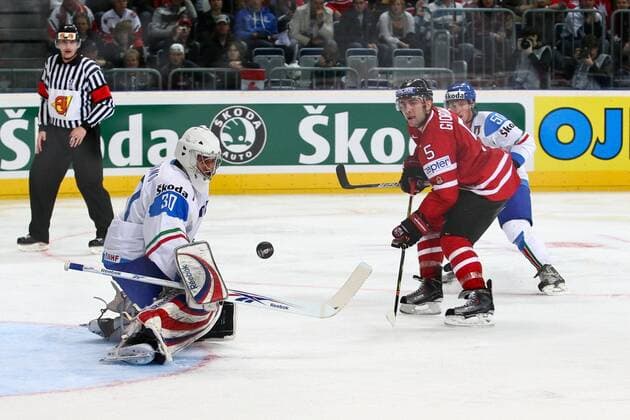 Eishockey-WM Kanada - Italien am 08.05.2010 in Mannheim: Torwart Daniel Bellissimo ( Italien ), links - Marc Giordano ( Kanada ), rechts