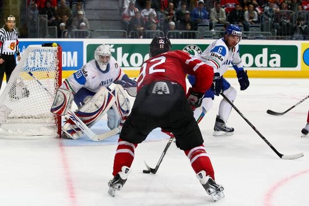 Eishockey-WM Kanada - Italien am 08.05.2010 in Mannheim: Torwart Daniel Bellissimo ( Italien ), links - Matt Duchene ( Kanada ), mitte - Michele Strazzabosco ( Italien ), rechts
