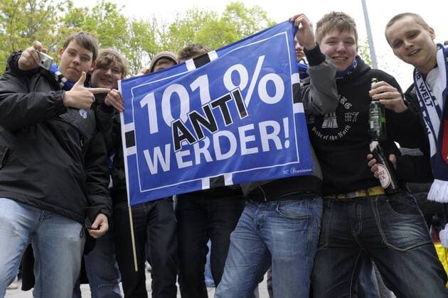 SV Werder Bremen - Hamburger SV, 08.05.2010, im Bild: HSV Fans vor dem Spiel mit einer 101 Prozent ANTI - WERDER Fahne. o0 Plakat, Fanplakat, Fanplakate, Transparent, Fan, Publikum, Objekte Fanrivalität Rivalität Hamburg