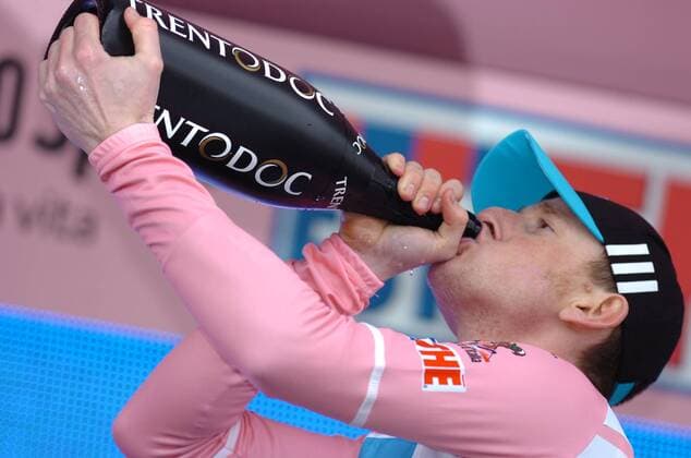 2010, Giro d Italia, Amsterdam - Amsterdam: Team Sky 2010, Bradley Wiggins im rosa Trikot -  o0 Siegerehrung Freude