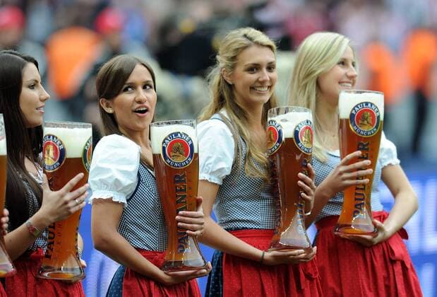 Hertha BSC Berlin - FC Bayern Muenchen 08.05.2010 Paulaner BIERDAMEN, WEISSBIER MAEDELS  o0 Bier Hostess Hostessen girl Frau Wirtschaft Sponsor