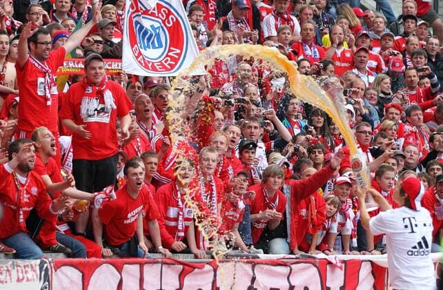 Holger Badstuber (FCB 28) schuettet Bier zu den Fans - Fussball 1. Bundesliga , Olympiastadion Berlin, am 08.05.2010 - FC BAYERN MUENCHEN o00 Kurios Komik