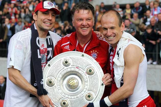 Die niederländischen Landsmänner v.li.: Mark van Bommel (Bayern), Trainer Louis Van Gaal (FCB), Arjen ROBBEN, 10 FCB jubeln mit Meisterschale - Fussball 1. Bundesliga , Olympiastadion Berlin, am 08.05.2010 HERTHA BSC BERLIN - FC BAYERN MUENCHEN (1 -3 ) o00 Freude