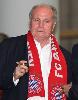 Präsident und Aufsichtsratsvorsitzender Uli HOENESS (FCB) mit Zigarre, Grimasse Fussball 1. Bundesliga , Olympiastadion Berlin, am 08.05.2010 HERTHA BSC BERLIN - FC BAYERN MUENCHEN (1 -3 )