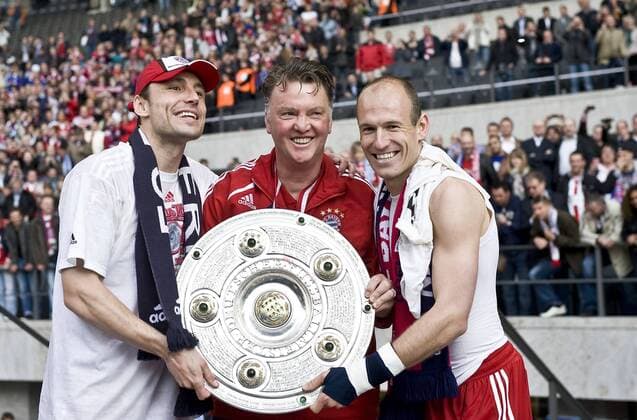 v.l. Mark VAN BOMMEL, Trainer Louis van GAAL und Arjen ROBBEN l. , FCB, feiern mit der Meisterschale, Fussball 1. Bundesliga, Hertha BSC Berlin - FC Bayern Muenchen 1:3, am 08.05.2010 in Berlin o00 Freude