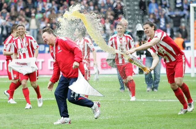 FC Bayern ist Deutscher Meister 2009 2010 - Trainer Louis VAN GAAL fluechtet vor der Bierdusche von Daniel VAN BUYTEN o0 Bier, Weißbier, kurios, komik, Paulaner, Wirtschaft
