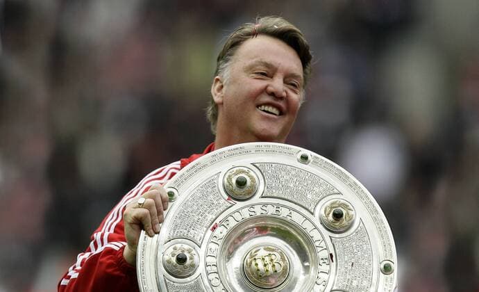 FC Bayern deutscher Meister 2010 - Louis van Gaal, Trainer Bayern, mit der Schale -FC Bayern München Berlin, 8.5.2010 o00 Pokal Schale