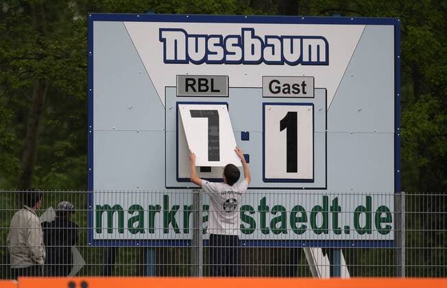Markranstädt b. Leipzig, 08.05.2010, Stadion am Bad, Fußball, NOFV Oberliga Süd , RasenBallsport Leipzig vs. VfB Pößneck 7:1 (2:0), Sieben auf einen Streich. An der Stadionanzeigetafel wird das siebende Tor der Heimmannschaft und somit das Endresultat angebracht. o0 Anzeigetafel Anzeige Tafel Stadionanzeige Objekte Kantersieg Deklassierung o00 Rasenball manuelle