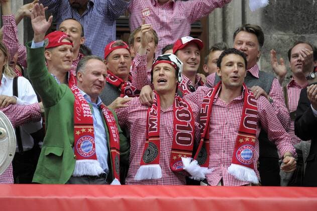 09.05.2010, Fussball 1.Liga, FC Bayern München feiert den Gewinn der deutschen Meisterschaft auf dem Münchner Rathausbalkon. v.li: Vorstandsvorsitzender Karl Heinz Rummenigge, Arjen Robben, Mark van Bommel o0 Jubel, Freude, Funktionär
