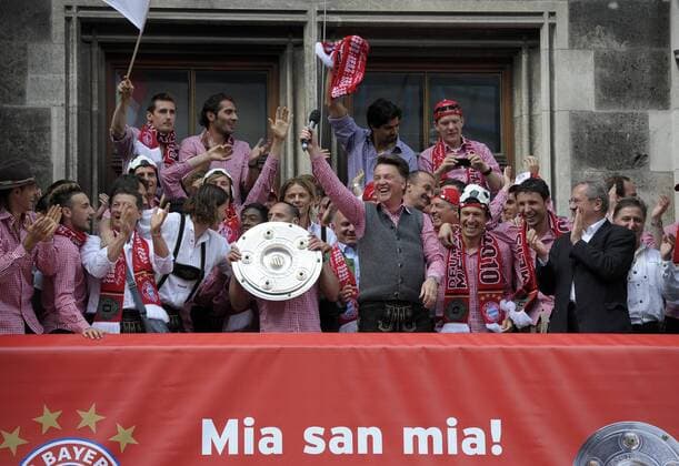 09.05.2010, Fussball 1.Liga, FC Bayern München feiert den Gewinn der deutschen Meisterschaft auf dem Münchner Rathausbalkon. mitte Trainer Louis van Gaal (München). o0 Freude Jubel Totale Plakat Transparent Schriftzug Logo Mia san mia Totale