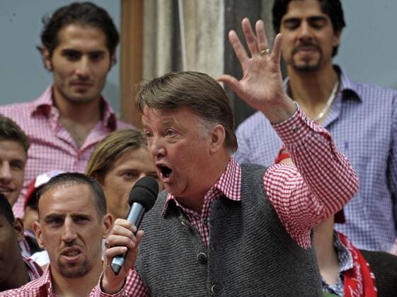 09.05.2010, Fussball 1.Liga, FC Bayern München feiert den Gewinn der deutschen Meisterschaft auf dem Münchner Rathausbalkon. Trainer Louis van Gaal (München) hält eine leidenschaftliche Rede an die Anhänger o0 Freude Jubel