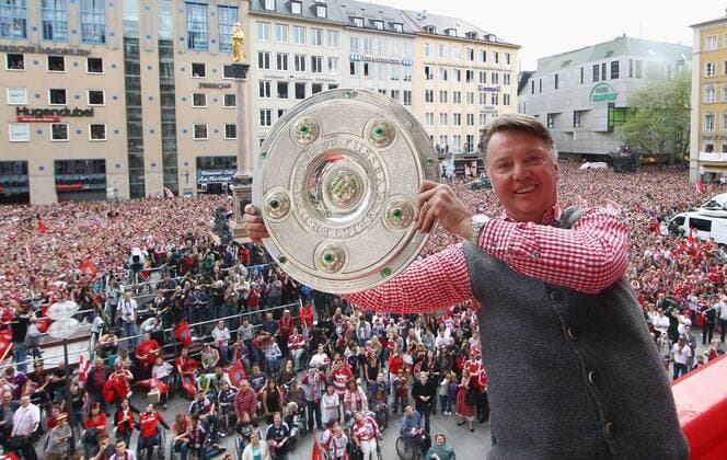 Head coach Louis van Gaal of FC Bayern Muenchen celebrates the German championship title on the balcony of the town hall on May 9, 2010 in Munich, Germany. Saison 2009 2010, o0 Schale, Meisterschale Pokal, Trophäe, Objekte, Jubel, Freude, Fan, Fußballfan, Publikum, totale, Totale Zuschauer Einzelbild