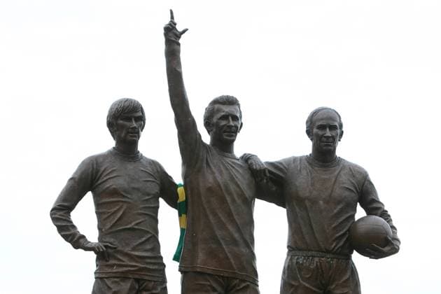 Manchester United Owner Protests: A green and gold scarf is seen draped over the arm of the statues of from left: George Best, Denis Law and Bobby Charlton outside Old Trafford  o0 Green Gold Manu Supporters Trust MUST Schal, Fanschal Statue
