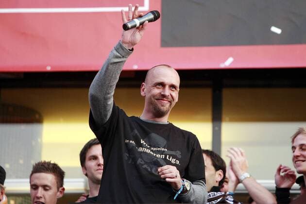 Mannschaft des FC St. Pauli feiert den Aufstieg in die 1. Bundesliga auf den Balkon des Schmidt-Theater am Spielbudenplatz (Reeperbahn, St. Pauli), Trainer Holger Stanislawski xHOCHxZWEIx xPhilippxSzyzax