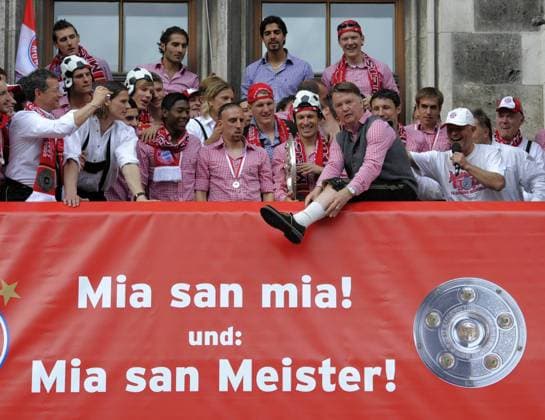 09.05.2010, Fussball 1.Liga, FC Bayern München feiert den Gewinn der deutschen Meisterschaft auf dem Münchner Rathausbalkon. Mia san mia! und: Mia san Meister!. Trainer Louis van Gaal (München) zeigt seine Kniestrümpfe her. o0 Plakat, Schriftzug, Transparent Bein Körperteil