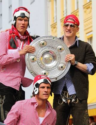 Bastian Schweinsteiger (Bayern L),Holger Badstuber (FCB R),Mario Gomez ( Bayern 33 ) jubelt mit Meisterschale, Jubel Der FC BAYERN MUENCHEN feiert die Deutsche Fussball Meisterschaft o0 Freude Schale Trophäe Pokal