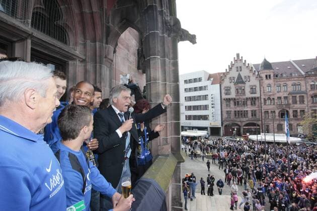 Trainer Dieter Ferner am Mikrofon Die Mannschaften des 1.FC Saarbrücken feiern gemeinsam mit Ihren Fans am Sonntag (09.05.2010) vor dem Saarbrücker Rathaus die Erfolge der aktuellen Spielzeit. Allen voran die erste Mannschaft, die den Aufstieg in die 3. Bundesliga geschafft hat. o0 Fan, Fußballfan, Publikum Totale Jubel, Freude