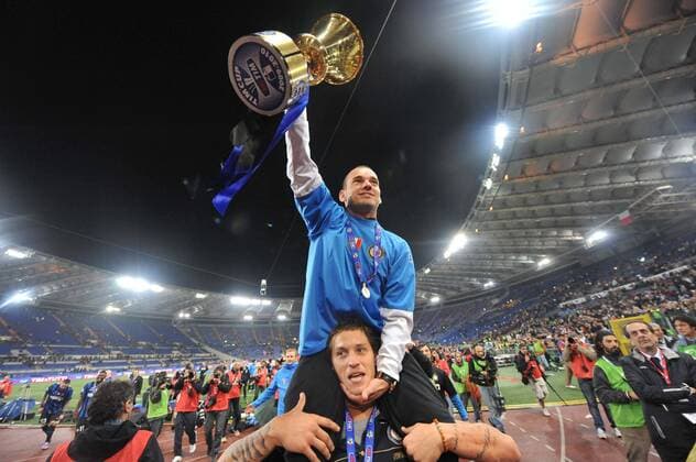 Football - soccer: Coppa Italia, 2009 2010, Inter Mailand gewinnt den italienischen Pokal 2009 2010 - MARKO ARNAUTOVIC (u.) und Wesley Sneijder (o.) - xHOCHxZWEIx xItalyxPhotoxPressx  o0 Sieg, Sieger, Pokal, Trophäe, Objekte, Jubel, Freude