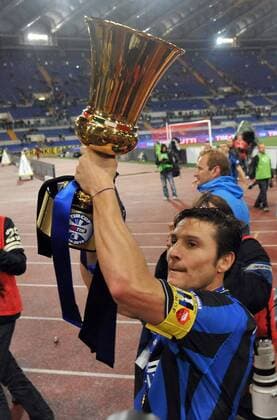 Football - soccer: Coppa Italia, 2009 2010, Inter Mailand gewinnt den italienischen Pokal 2009 2010 - JAVIER ZANETTI - xHOCHxZWEIx xItalyxPhotoxPressx  o0 Sieg, Sieger, Pokal, Trophäe, Objekte, Jubel, Freude