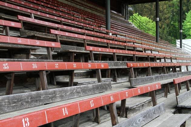 Durchnummerierte Sitzplätze auf der Holztribüne des Neufeld Stadion - Heimspielstätte des FC Bern o0 Sportstätte Holzbank Holzsitz Sitz Bank Totale 