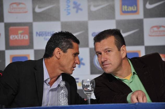 Brazilian national football team coach Carlos Dunga (R) and Jorginho attends a press conference in Rio de Janeiro, Brazil, May 11, 2010, to announce the Brazil s team list to participate in South Africa 2010 World Cup (5)  o0 Trainer, Nationaltrainer WM Kader Nominierung Bekanntgabe Kadernominierung Kaderbekanntgabe