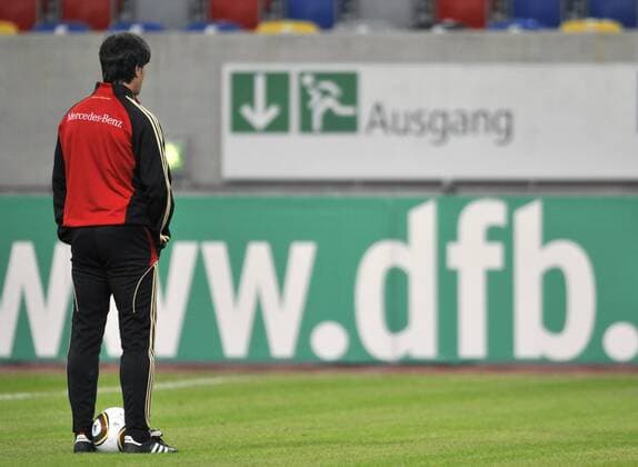 12.5.2010, Bundestrainer Joachim Löw blickt auf ein Schild mit dem Titel Ausgang und ein Banner mit dem Schriftzug DFB beim Training der deutschen Fussball-Nationalmannschaft in Duesseldorf o0 Trainer Kurios Symbol o00 DFB
