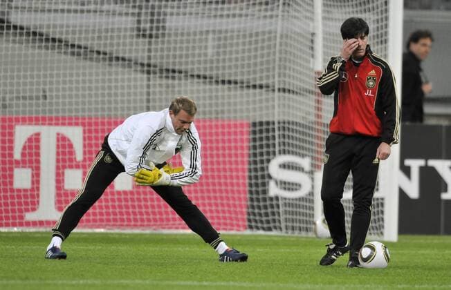 12.5.2010, Bundestrainer Joachim Löw (re.) und Torhueter Manuel NEUER beim Training der deutschen Fussball-Nationalmannschaft in Duesseldorf o0 Trainer o00 DFB