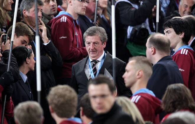 Fußball, Trainerhistorie FC Fulham von 1904 bis heute 12.05.2010 Hamburg, Europa League Finale, Atletico Madrid - FC Fulham: Fulhams Trainer Roy Hodgson verlaesst enttaeuscht die Siegerehrung