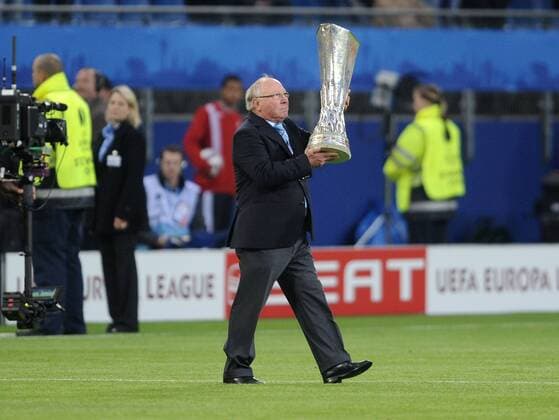 Uwe Seeler, 85. Geburtstag am 5. November 12.05.2010, UEFA Europa League Finale, ATLETICO MADRID - FC FULHAM 2-1 n.V.: Uwe Seeler präsentiert vor dem Spiel den Pokal o0 Trophäe Objekte