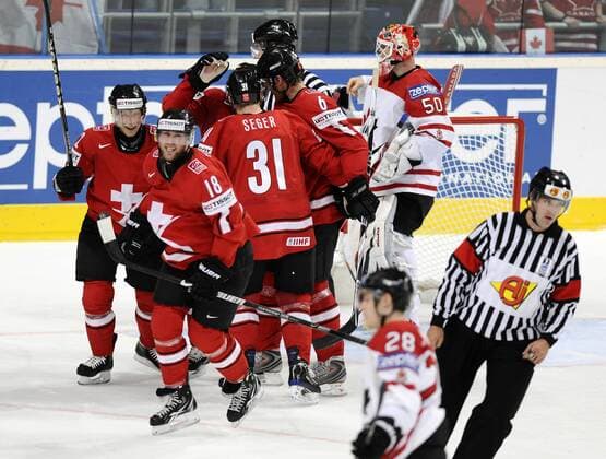 V.l.n.r. Thomas Deruns, Ivo Ruethemann, Mathias Seger, Timo Helbling, SUI, jubeln beim 0:1, re. Torhueter Chris Mason, Kanada, - Kanada vs. Schweiz, Eishockey WM Mannheim, 12.05.2010 